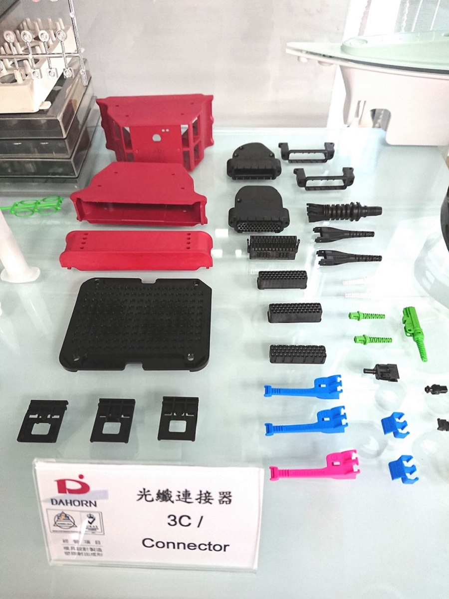 達鴻精工塑膠射出成型模具_Dahorn Plastic Injection Mold Moulding 00管理部_樣品櫃(照片)_光纖連接器 3C Connector-1